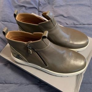 NWT Vionic Brinkley sneakers in Olive and Camo - size 9